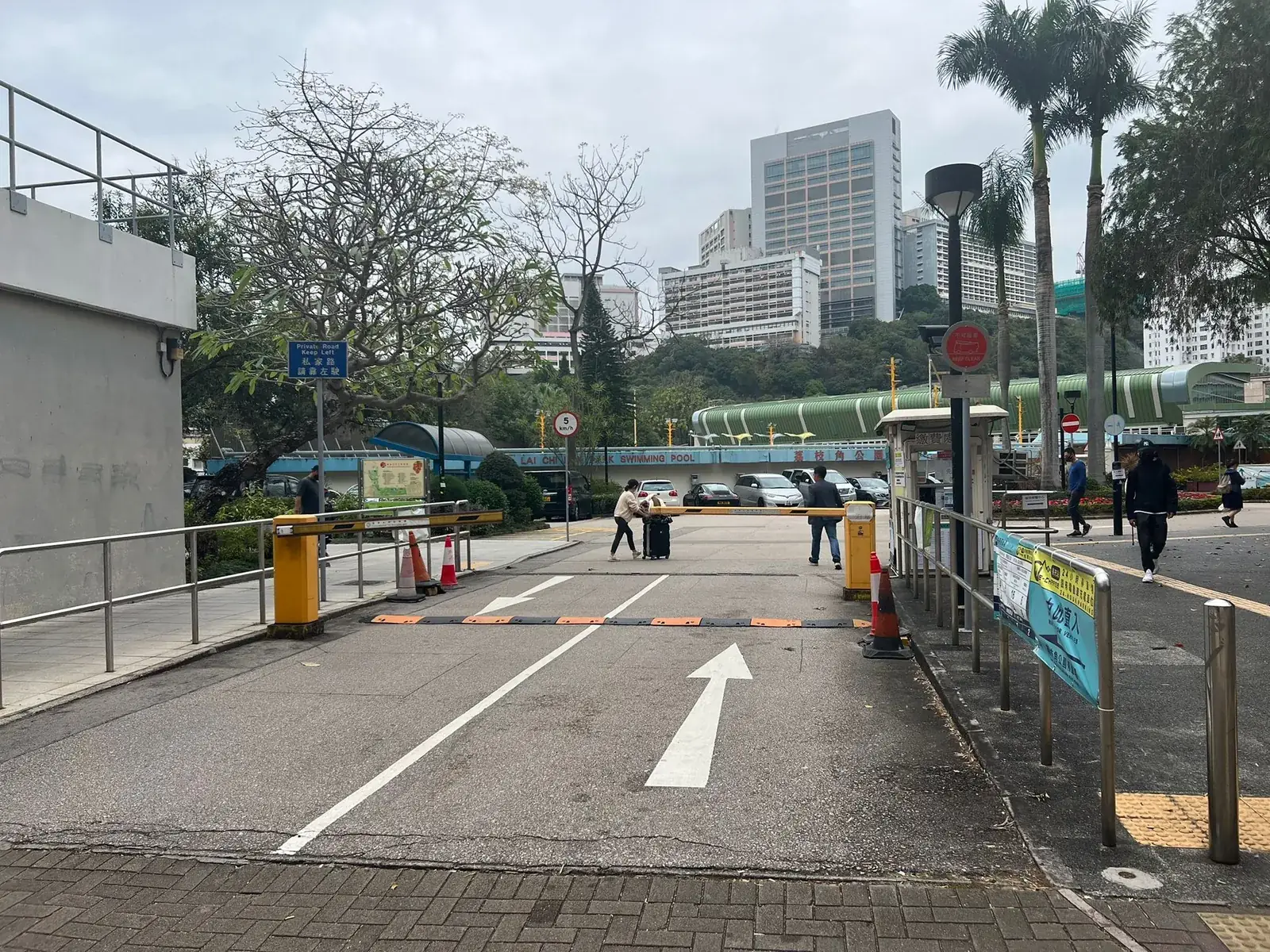 Lai Chi Kok Park parking entrance parking entrance